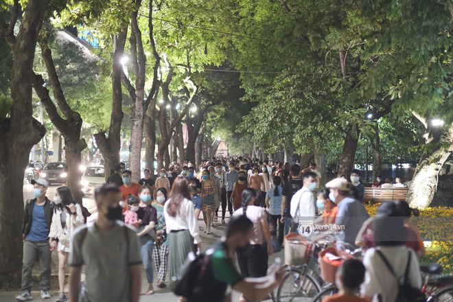 Toàn cảnh trung tâm Hà Nội tối nghỉ lễ đầu tiên: Dân tình ra đường đông nghịt, việc đeo khẩu trang được thực hiện nghiêm ngặt hơn bao giờ hết-4