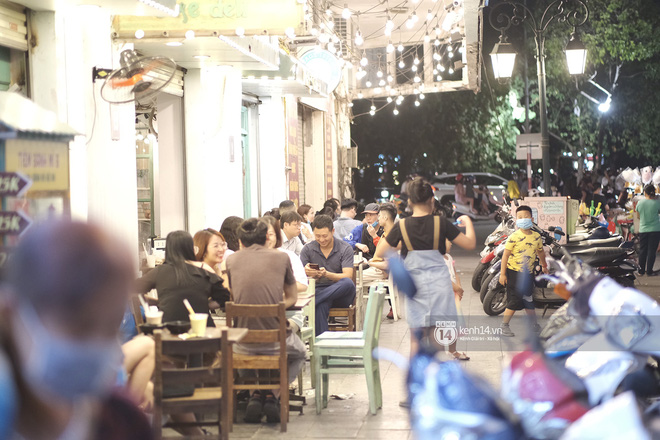 Toàn cảnh trung tâm Hà Nội tối nghỉ lễ đầu tiên: Dân tình ra đường đông nghịt, việc đeo khẩu trang được thực hiện nghiêm ngặt hơn bao giờ hết-5