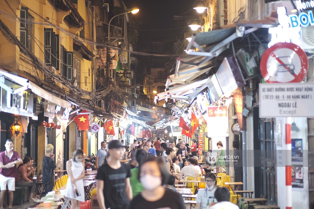 Toàn cảnh trung tâm Hà Nội tối nghỉ lễ đầu tiên: Dân tình ra đường đông nghịt, việc đeo khẩu trang được thực hiện nghiêm ngặt hơn bao giờ hết-8