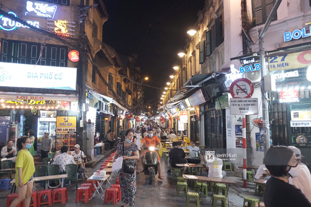 Toàn cảnh trung tâm Hà Nội tối nghỉ lễ đầu tiên: Dân tình ra đường đông nghịt, việc đeo khẩu trang được thực hiện nghiêm ngặt hơn bao giờ hết-9