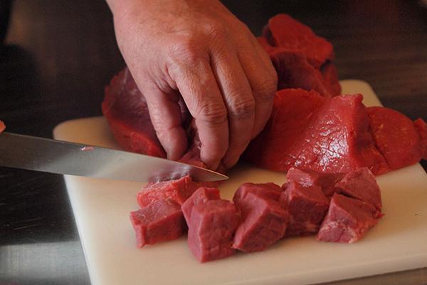 Trước giờ cứ nghĩ làm giò chả cầu kỳ lắm, ai ngờ cô vợ đảm chế biến nhanh thoăn thoắt, chẳng quá 40 phút nhờ nồi chiên không dầu!-2