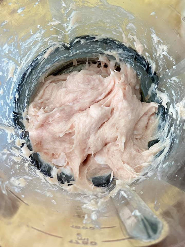 Trước giờ cứ nghĩ làm giò chả cầu kỳ lắm, ai ngờ cô vợ đảm chế biến nhanh thoăn thoắt, chẳng quá 40 phút nhờ nồi chiên không dầu!-3