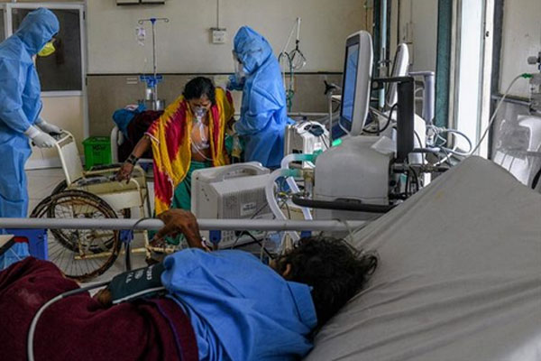 Tiếp tục loạt bi kịch giữa tâm chấn Ấn Độ: Con quỳ lạy xin oxy cứu mẹ, cụ ông nhường giường bệnh cho người trẻ bằng câu nói Tôi sống đủ rồi-4