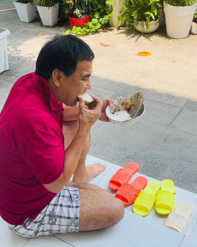 Trong khi mọi người thi nhau check-in sang chảnh ngày lễ thì Quyền Linh lại ngồi bệt trên sàn nhà, ăn cơm cá khô-1