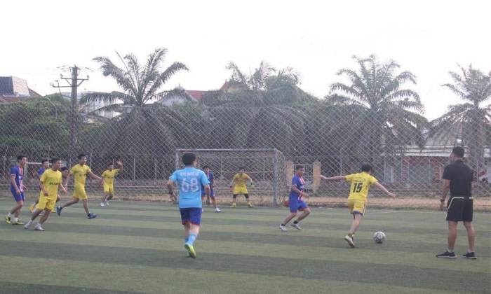 Đi đá bóng thì làm sếp bị chấn thương, yêu cầu đền bù thiệt hại của anh khiến tôi méo mặt với gia đình-1