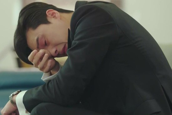 Đi đá bóng thì làm sếp bị chấn thương, yêu cầu đền bù thiệt hại của anh khiến tôi méo mặt với gia đình