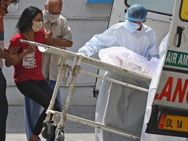 Tiếp tục loạt bi kịch giữa tâm chấn Ấn Độ: Con quỳ lạy xin oxy cứu mẹ, cụ ông nhường giường bệnh cho người trẻ bằng câu nói Tôi sống đủ rồi-3