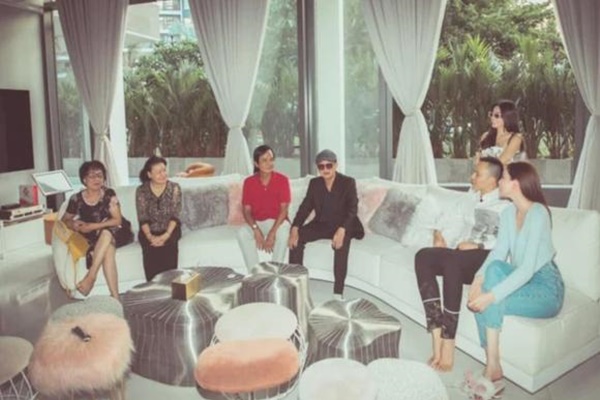 Showbiz Việt có ai chơi lớn như Ngọc Trinh: Tặng trợ lý xe hơi tiền tỷ, nhìn Thúy Kiều khoe ảnh mà ghen tị-7