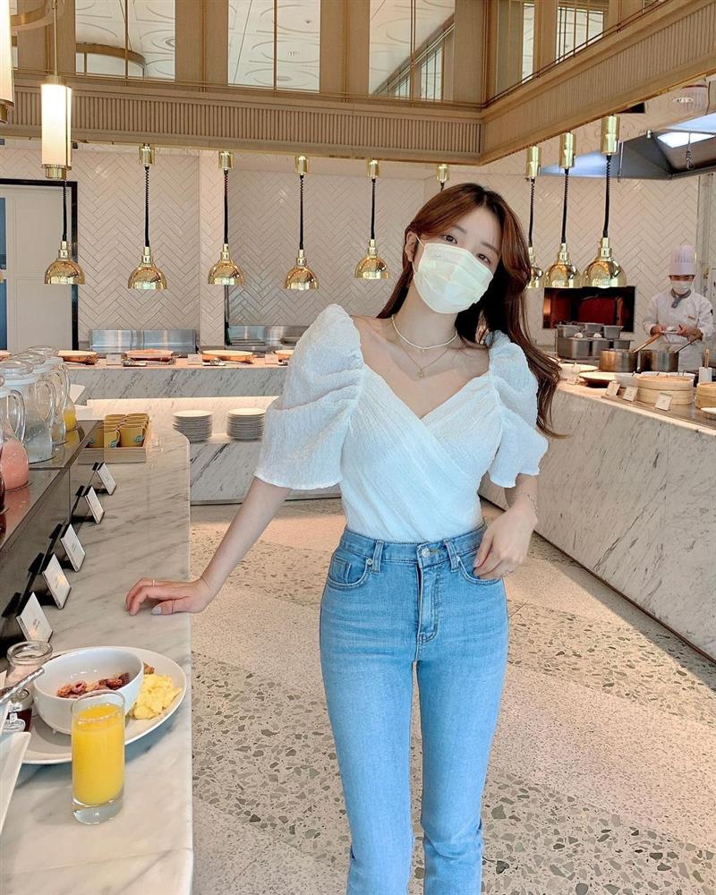 Mix quần skinny jeans với 4 kiểu áo sau thì ai cũng sẽ khen bạn mặc đẹp-12