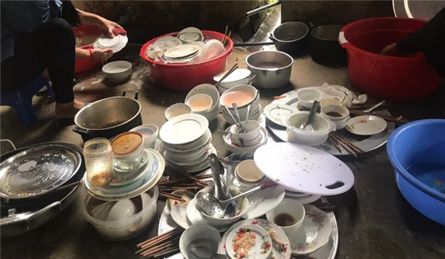 Về ra mắt nhà chồng, con dâu tương lai tự xung phong rửa mấy mâm bát thì ngỡ ngàng bởi một câu ngắn gọn của mẹ chồng!-2