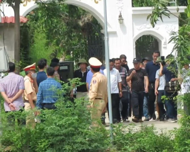 Công an lý giải việc không còng tay nghi phạm bắn chết 2 người trước cổng nhà-4