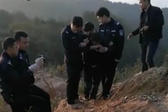 Thấy bố lau nhà với dáng vẻ kỳ lạ, 7 tháng sau sự thật kinh hoàng bại lộ, con gái chính tay ký giấy yêu cầu tòa tử hình bố