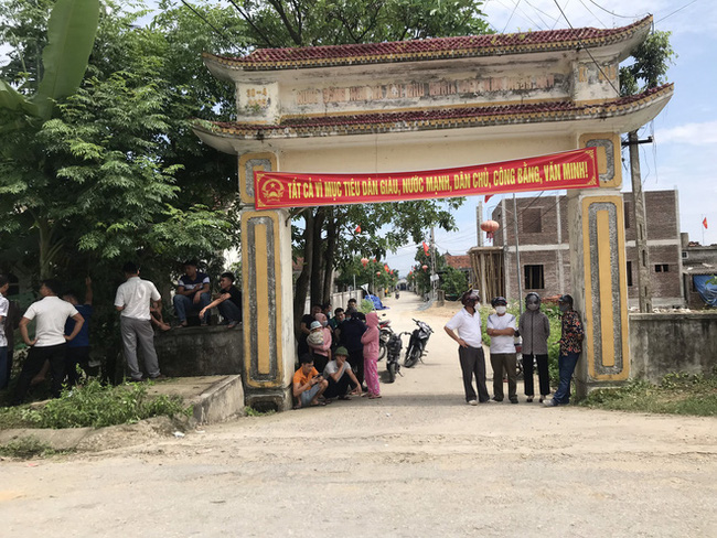 Vụ chủ nhà bắn chết 2 người trước cổng: Nghi phạm từng cầm dao đâm vào xe, vào giường, nghĩ có người muốn giết mình-4