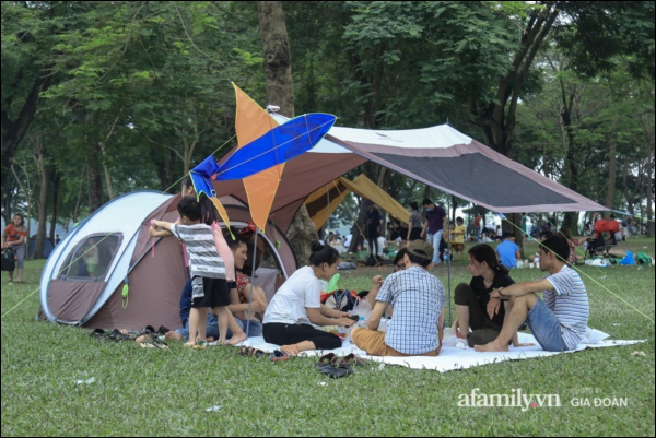 Công viên Yên Sở đông nghịt người cắm trại, vui chơi ngày nghỉ lễ 1/5-1