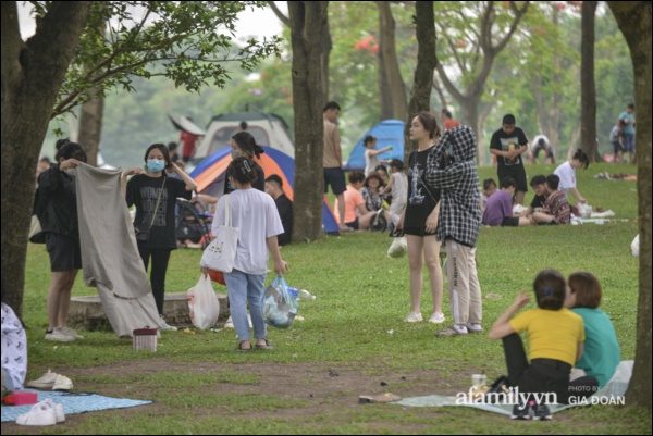 Công viên Yên Sở đông nghịt người cắm trại, vui chơi ngày nghỉ lễ 1/5-4
