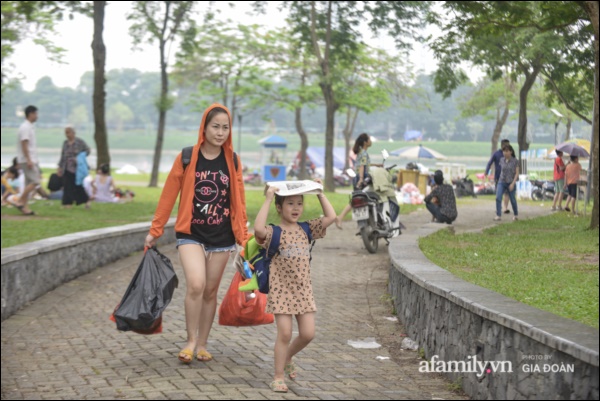 Công viên Yên Sở đông nghịt người cắm trại, vui chơi ngày nghỉ lễ 1/5-7