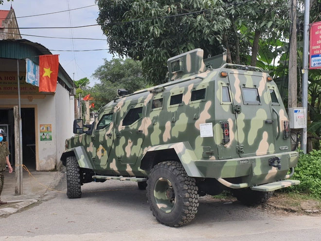 Vì sao không còng tay nghi phạm bắn chết 2 người?-3