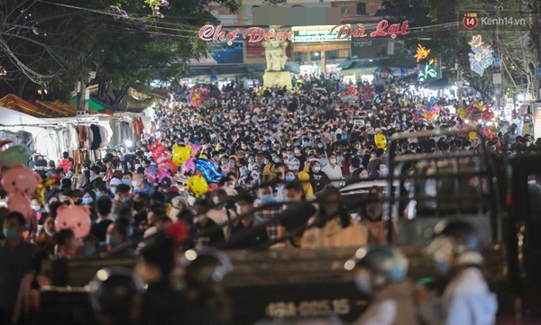 Ảnh: Rừng người tiếp tục ken đặc ở chợ đêm Đà Lạt tối 1/5, công tác phòng chống dịch Covid-19 càng vất vả-1