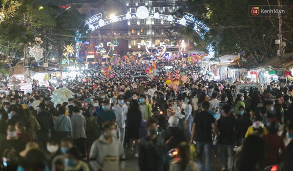 Ảnh: Rừng người tiếp tục ken đặc ở chợ đêm Đà Lạt tối 1/5, công tác phòng chống dịch Covid-19 càng vất vả-2