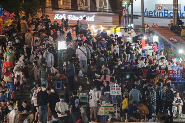 Ảnh: Rừng người tiếp tục ken đặc ở chợ đêm Đà Lạt tối 1/5, công tác phòng chống dịch Covid-19 càng vất vả-9