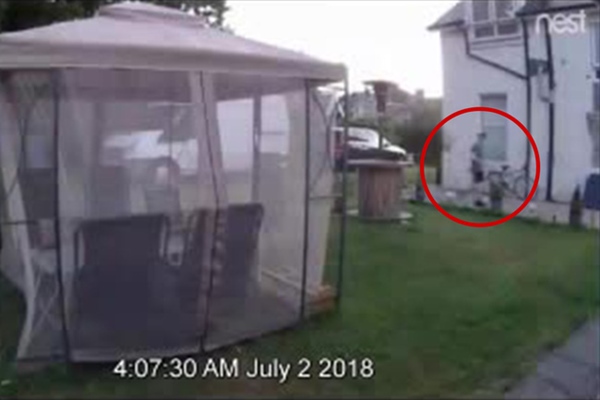 Người phụ nữ giao clip trích xuất từ camera trước nhà mong giúp cảnh sát bắt kẻ thủ ác giết bé gái 6 tuổi, không ngờ tố cáo tội ác của con trai-4