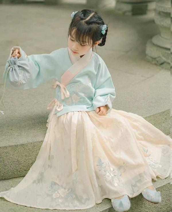 Đứa trẻ thuộc con giáp sinh vào tháng âm lịch này, trời sinh khí chất ngời ngời, càng lớn càng kiếm nhiều tiền, giàu sang phú quý bố mẹ được nhờ-3