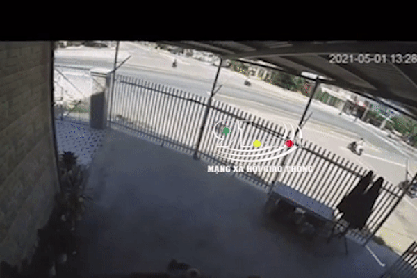 Clip: Phóng motor 1000 phân khối, nam thanh niên chở theo bạn gái đâm trực diện xe khách tử vong