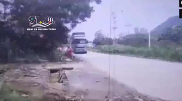 Bé gái đạp xe từ trong ngõ ra đường lớn đúng lúc chiếc xe tải chồm tới, may mắn tránh được tai nạn kinh hoàng vì cái... giật mình-1