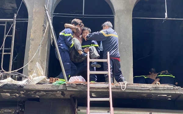 Clip: Khoảnh khắc người đàn ông nhảy từ tầng 2 xuống đất để thoát khỏi vụ cháy chung cư sáng 1/5 ở TP.HCM-1