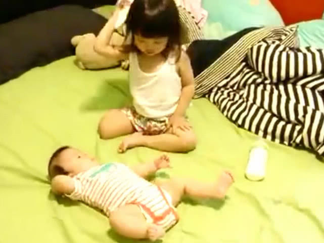 Mẹ xuống nhà lấy đồ nên nhờ con gái 4 tuổi trông em, không ngờ lại chứng kiến được cảnh tượng gây choáng váng-1