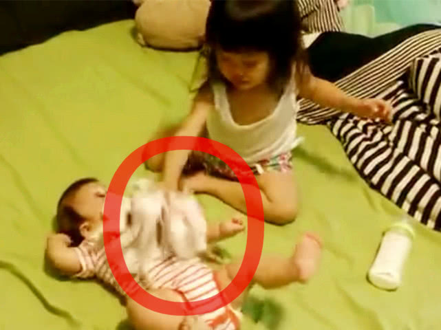 Mẹ xuống nhà lấy đồ nên nhờ con gái 4 tuổi trông em, không ngờ lại chứng kiến được cảnh tượng gây choáng váng-2
