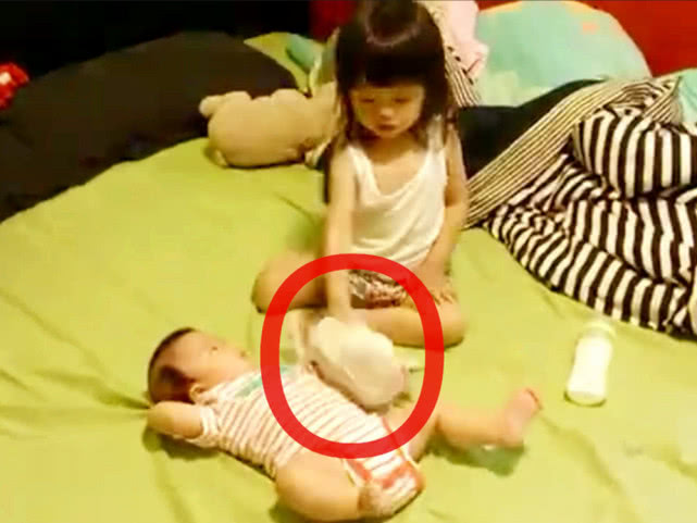 Mẹ xuống nhà lấy đồ nên nhờ con gái 4 tuổi trông em, không ngờ lại chứng kiến được cảnh tượng gây choáng váng-3