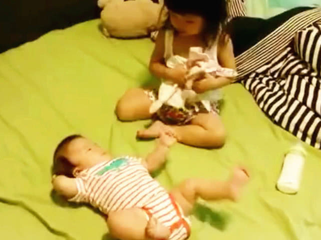 Mẹ xuống nhà lấy đồ nên nhờ con gái 4 tuổi trông em, không ngờ lại chứng kiến được cảnh tượng gây choáng váng-4