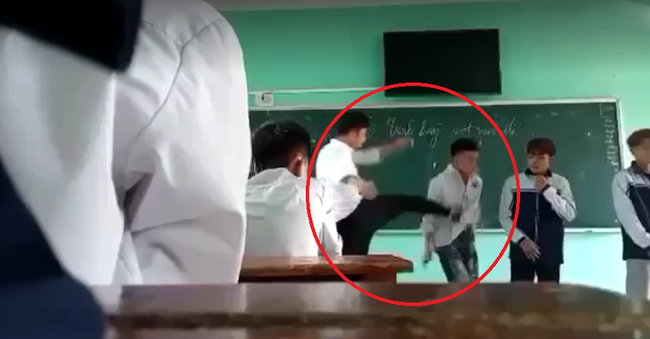 Clip gây bức xúc: Thầy giáo đá thẳng vào ngực, tát học sinh tới tấp và nói tục liên hồi vì các em mặc quần bò, nhuộm tóc-1