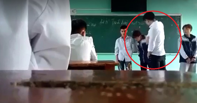 Clip gây bức xúc: Thầy giáo đá thẳng vào ngực, tát học sinh tới tấp và nói tục liên hồi vì các em mặc quần bò, nhuộm tóc-2