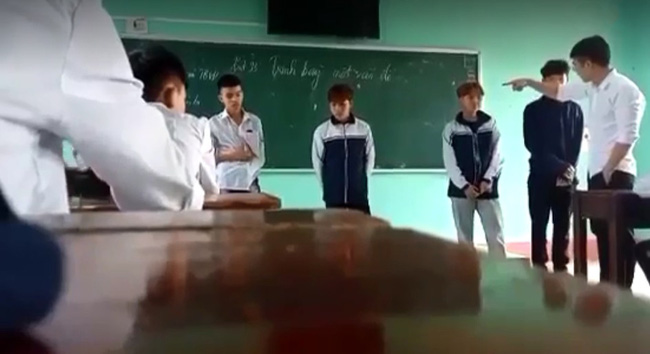 Clip gây bức xúc: Thầy giáo đá thẳng vào ngực, tát học sinh tới tấp và nói tục liên hồi vì các em mặc quần bò, nhuộm tóc-3