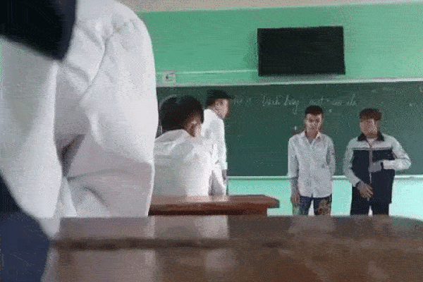 Clip gây bức xúc: Thầy giáo đá thẳng vào ngực, tát học sinh tới tấp và nói tục liên hồi vì các em mặc quần bò, nhuộm tóc