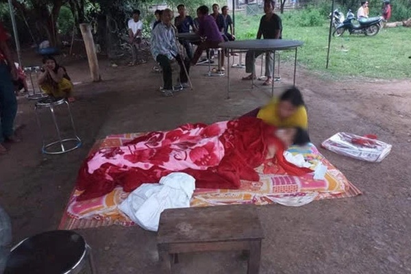 Chơi bóng ở trường, nhóm học sinh bị sét đánh trúng khiến một em tử vong-1