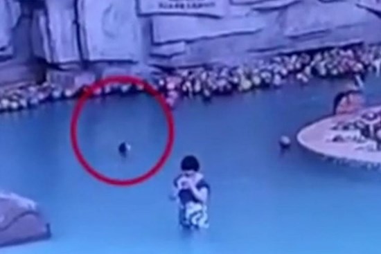 Bé trai 4 tuổi đuối nước ngay sau lưng mà bà mẹ không hề hay biết