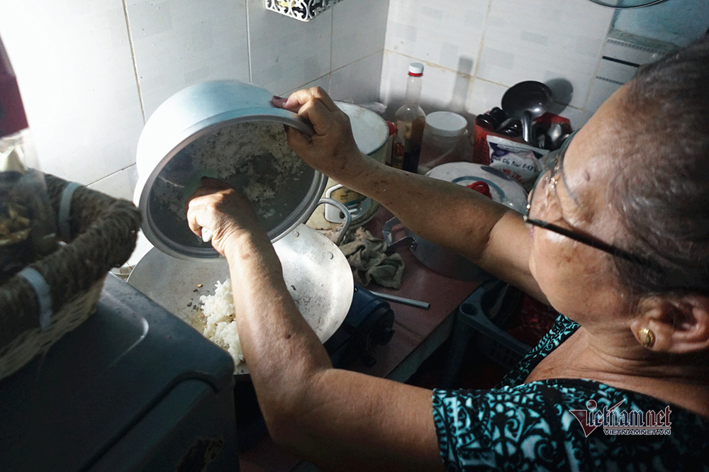 Nghệ sĩ Trung Vinh: Ở nhà trọ 12 m2, vợ chịu đựng chăm sóc, con bỏ mặc-9