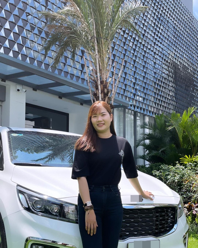 Showbiz Việt có ai chơi lớn như Ngọc Trinh: Tặng trợ lý xe hơi tiền tỷ, nhìn Thúy Kiều khoe ảnh mà ghen tị-2