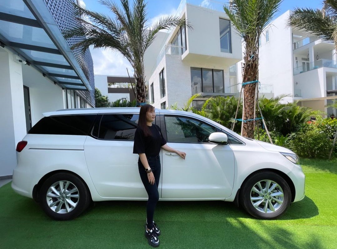 Showbiz Việt có ai chơi lớn như Ngọc Trinh: Tặng trợ lý xe hơi tiền tỷ, nhìn Thúy Kiều khoe ảnh mà ghen tị-6