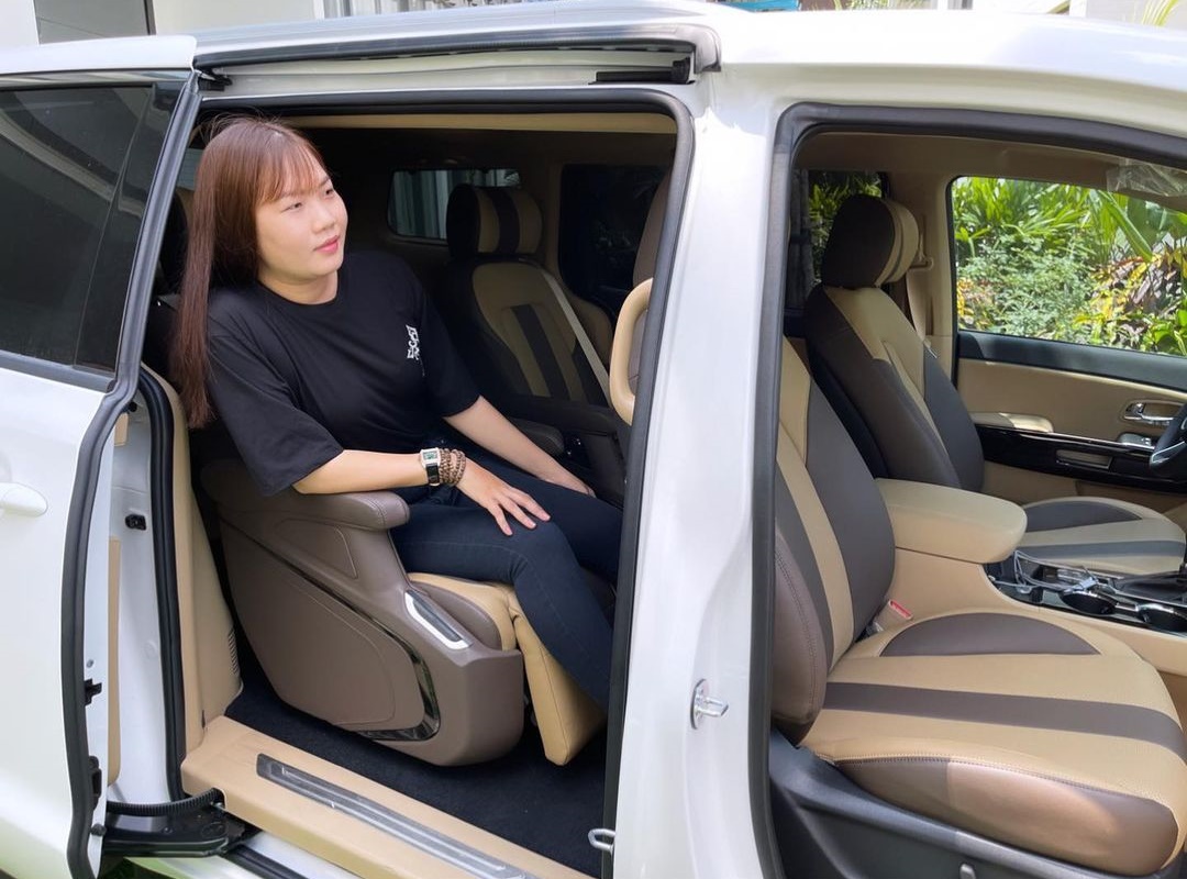 Showbiz Việt có ai chơi lớn như Ngọc Trinh: Tặng trợ lý xe hơi tiền tỷ, nhìn Thúy Kiều khoe ảnh mà ghen tị-3