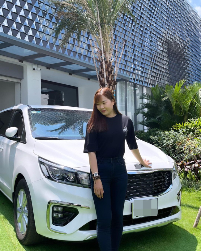 Showbiz Việt có ai chơi lớn như Ngọc Trinh: Tặng trợ lý xe hơi tiền tỷ, nhìn Thúy Kiều khoe ảnh mà ghen tị-1