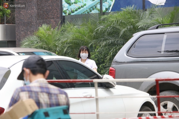 Hà Nội: Cận cảnh phun khử khuẩn chung cư nơi nữ nhân viên quán bar dương tính SARS-CoV-2 sinh sống-2