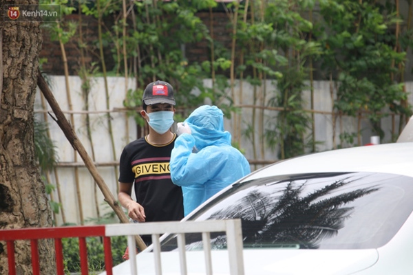 Hà Nội: Cận cảnh phun khử khuẩn chung cư nơi nữ nhân viên quán bar dương tính SARS-CoV-2 sinh sống-4