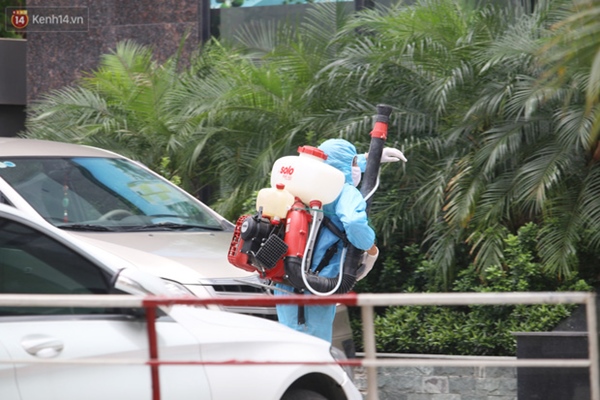 Hà Nội: Cận cảnh phun khử khuẩn chung cư nơi nữ nhân viên quán bar dương tính SARS-CoV-2 sinh sống-5