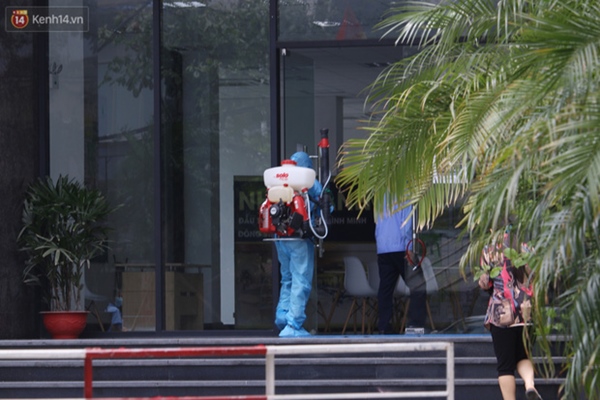 Hà Nội: Cận cảnh phun khử khuẩn chung cư nơi nữ nhân viên quán bar dương tính SARS-CoV-2 sinh sống-6