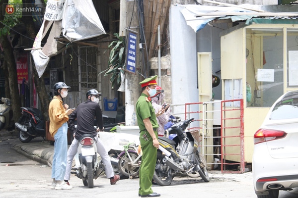 Hà Nội: Cận cảnh phun khử khuẩn chung cư nơi nữ nhân viên quán bar dương tính SARS-CoV-2 sinh sống-7