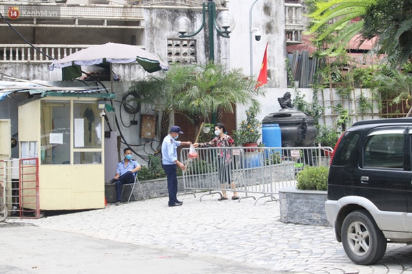 Hà Nội: Cận cảnh phun khử khuẩn chung cư nơi nữ nhân viên quán bar dương tính SARS-CoV-2 sinh sống-8